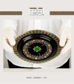 ⁦فخامة الاسود على مائدتك صحن غضار  نقش عسيري مقاس 21⁩ - الصورة ⁦5⁩