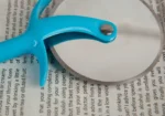 ⁦قطاعة بيتزا بمقبض بلاستيك ازرق⁩ - الصورة ⁦5⁩