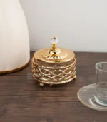 ⁦لمسة ذهبية تضيئ طاولتك سكرية زجاج بقاعدة ذهبية منقوشة⁩ - الصورة ⁦2⁩