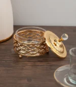 ⁦لمسة ذهبية تضيئ طاولتك سكرية زجاج بقاعدة ذهبية منقوشة⁩ - الصورة ⁦4⁩