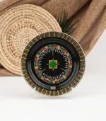 ⁦فخامة الاسود على مائدتك صحن غضار  نقش عسيري مقاس 21⁩ - الصورة ⁦2⁩