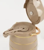 ⁦ترمس شاي بيج بلمسة ذهبية بتقنية الضغط سعة 2.5 لتر⁩ - الصورة ⁦10⁩