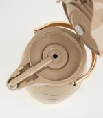 ⁦ترمس شاي بيج بلمسة ذهبية بتقنية الضغط سعة 2.5 لتر⁩ - الصورة ⁦9⁩