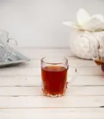 ⁦استكانة شاي زجاج بقاعدة منحوتة سعة 90 مل⁩ - الصورة ⁦2⁩